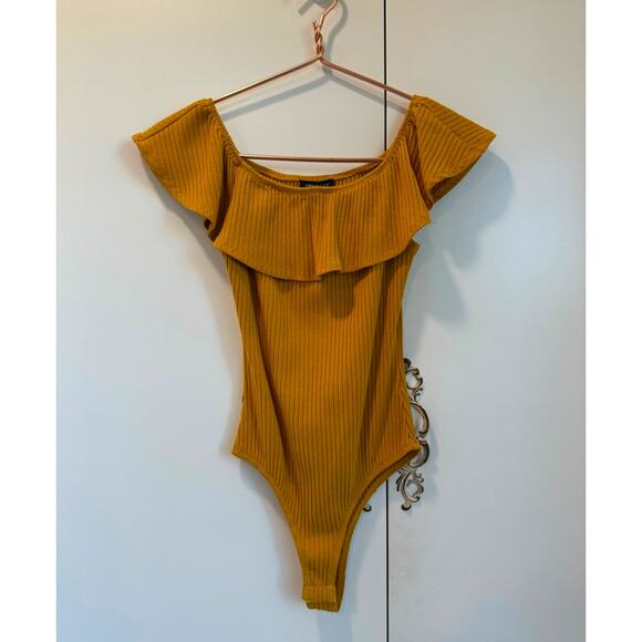 Kendal & Kylie Ribbed off the shoulder Bodysuit Size xs Ruffled Neck Line Gold - Picture 1 of 5